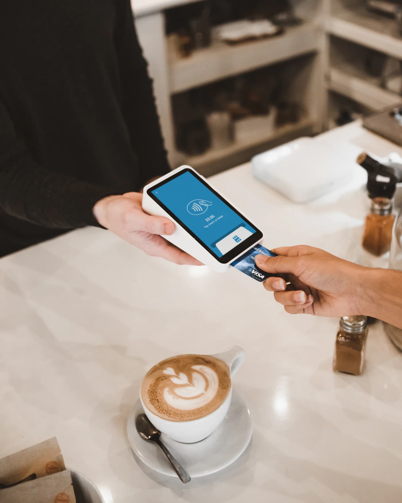 Client paying at a salon with iDEAL, card and cash