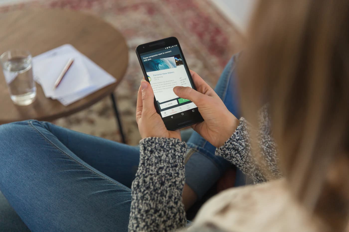 Klant maakt online een kappersafspraak op een smartphone