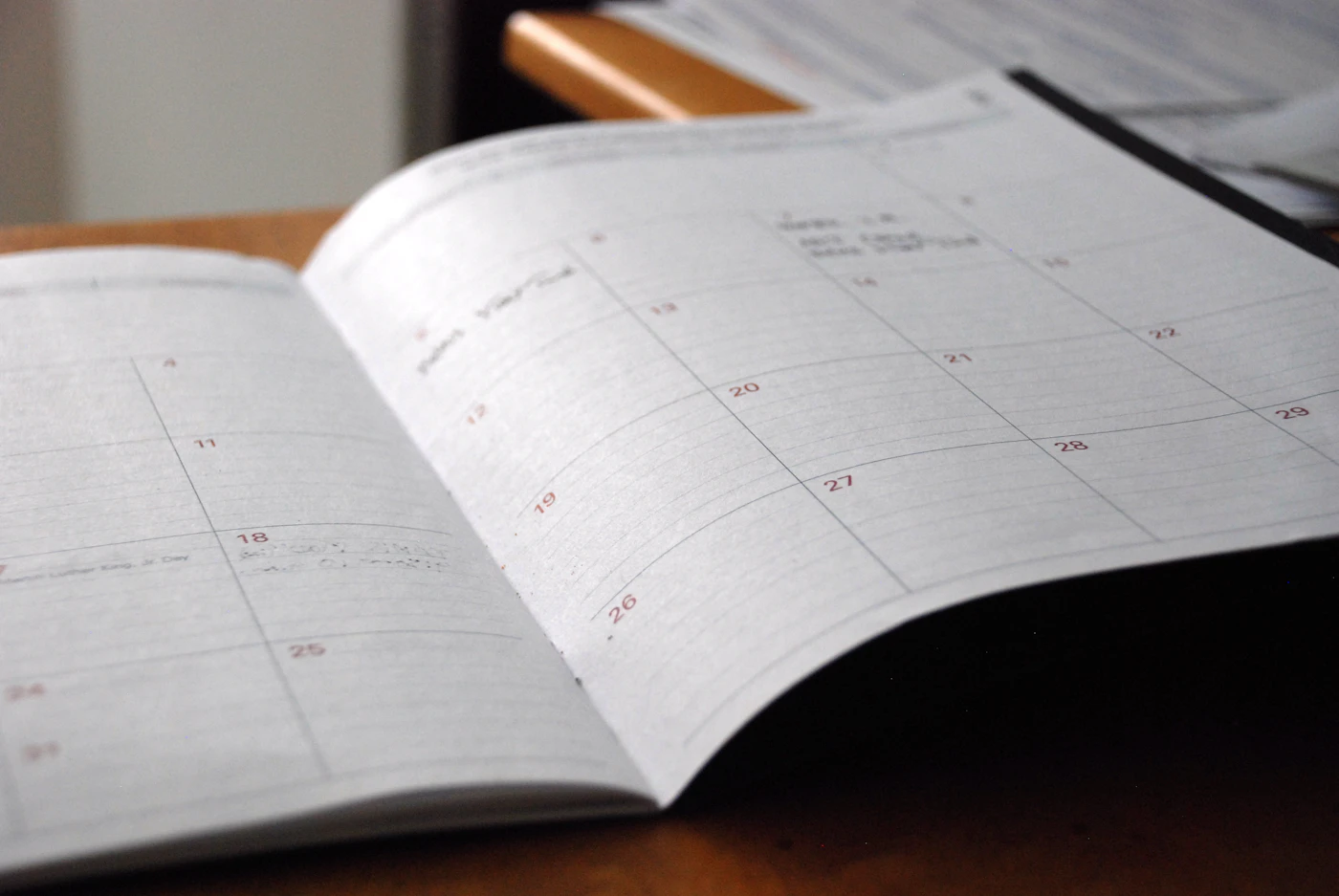 Agenda en ligne d'un salon sur une tablette à l'accueil